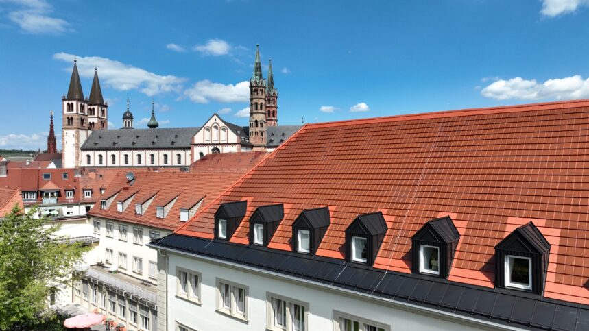 Stylist-PV in rotbraun auf Schwester-Erlöser-Kirche in Würzburg