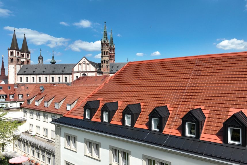 Stylist-PV in rotbraun auf Schwester-Erlöser-Kirche in Würzburg