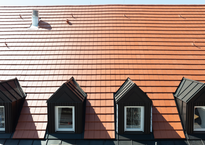 Schwester-Erlöser Kirche in Würzburg, denkmalgeschütztes Projekt mit Solarziegel und Flachziegel Walther Stylist, Foto von der Nordseite ohne Solar