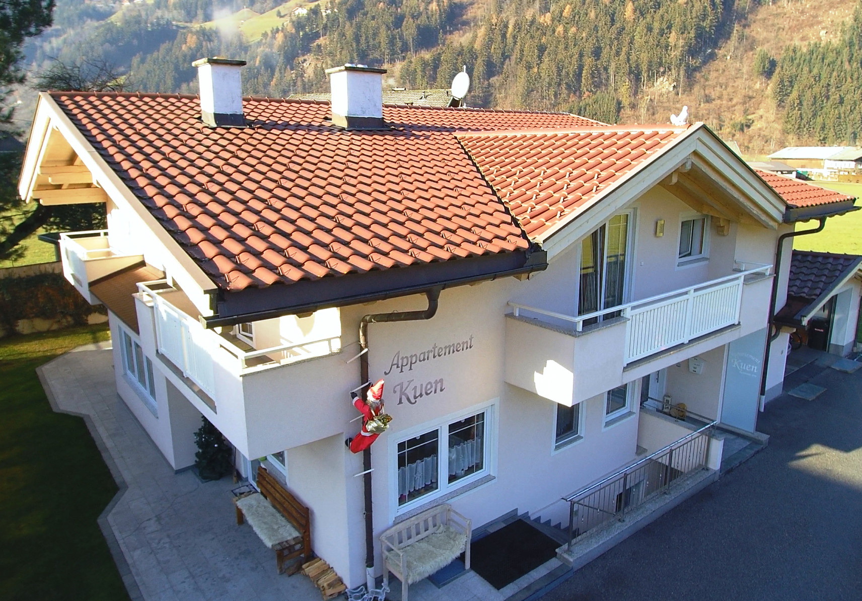 Hotel gedeckt mit Großflächenziegel Areal