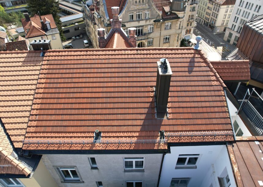 Gerade Ansicht von PV-Anlage mit Solarziegel in rotbraun, denkmalschtzgeeignet, Innenstadt St. Gallen