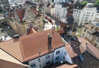 Drohnenbild von denkmalgeschütztem Haus mit hochmodernem Dach, Solarziegel Stylist-PV mit Autarq