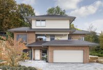 Stadtvilla mit Klinkerfassade und Biberschwanzziegel Geradschnitt in anthrazit auf dem Dach