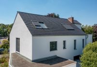 Moderner Neubau mit Biberschwanzziegel Geradschnitt in anthrazit auf dem Dach