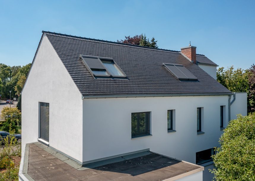 Moderner Neubau mit Biberschwanzziegel Geradschnitt in anthrazit auf dem Dach