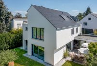Moderner Neubau mit Biberschwanzziegel Geradschnitt in anthrazit auf dem Dach