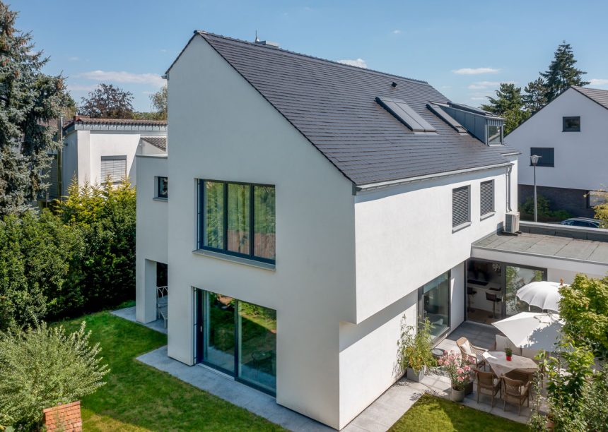 Moderner Neubau mit Biberschwanzziegel Geradschnitt in anthrazit auf dem Dach