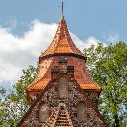 Kirchenturm mit Biberschwanzziegel in naturrot plus gedeckt