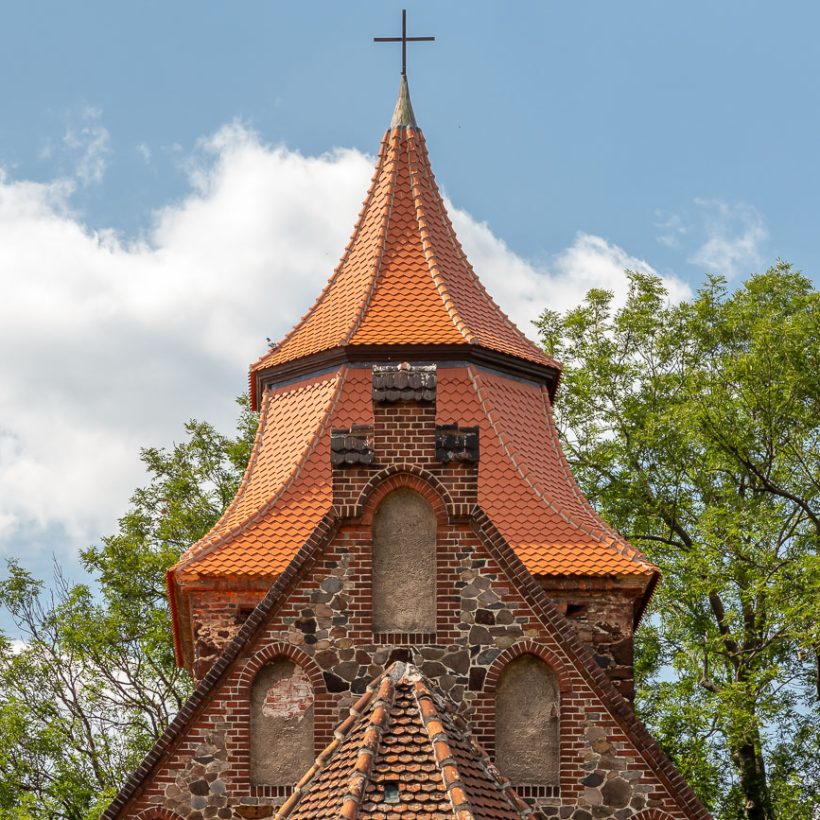 Kirchenturm mit Biberschwanzziegel in naturrot plus gedeckt