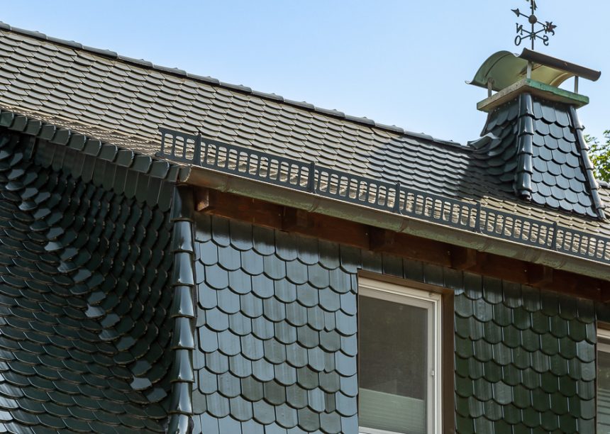 Saniertes Einfamilienhaus mit Biberschwanzziegel in tannengrün