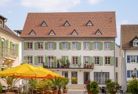 Stadthaus mit traditionellem Wellenbiber geflammt