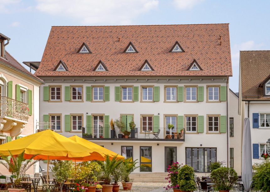 Stadthaus mit traditionellem Wellenbiber geflammt