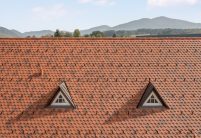 Stadthaus mit traditionellem Wellenbiber geflammt