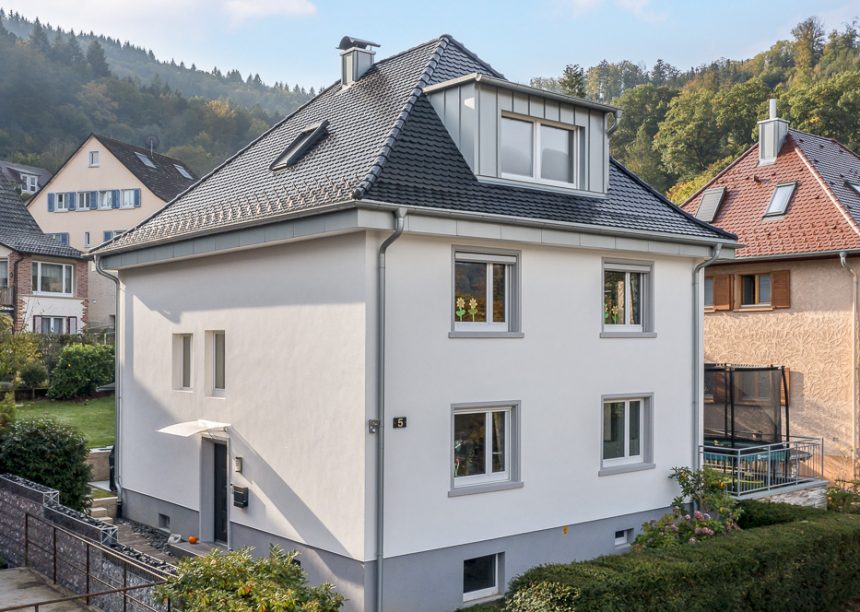 Walmdach mit edelschwarzem Biberschwanzziegel