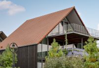 Biberschwanzziegel Geradschnitt zu minimalistischer Holzfassade
