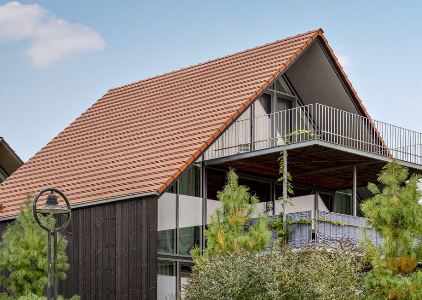 Biberschwanzziegel Geradschnitt zu minimalistischer Holzfassade