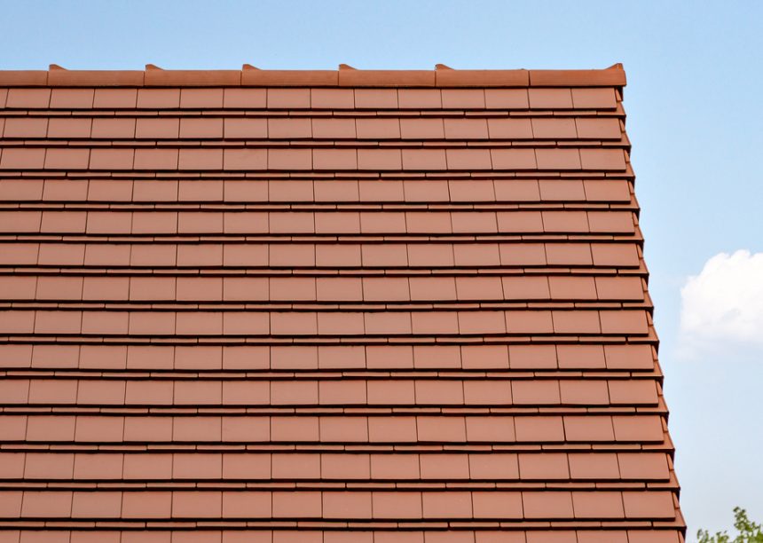 Biberschwanzziegel Geradschnitt zu minimalistischer Holzfassade