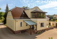 Villa mit maronenbraunem Berliner Biber