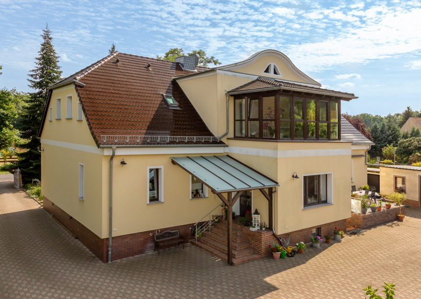 Villa mit maronenbraunem Berliner Biber