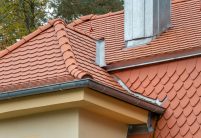 Mansarddach mit verschiedenen Biberarten gedeckt