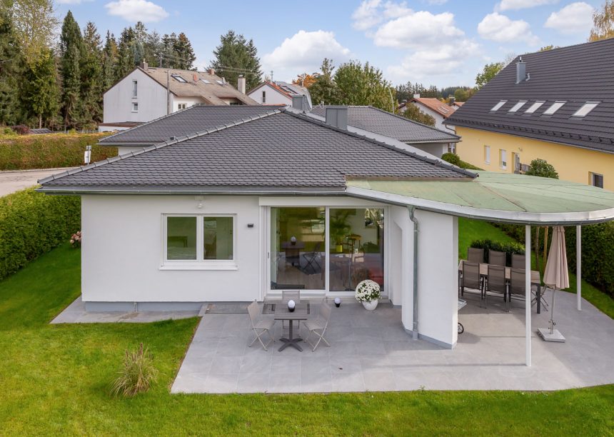 Bungalow mit Biberschwanzziegel Rundschnitt in edelschiefer