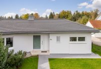 Seitliche Ansicht eines Bungalows mit Biberschwanzziegel Rundschnitt in edelschiefer