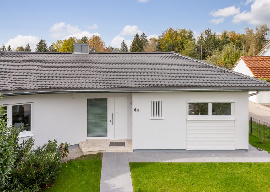 Seitliche Ansicht eines Bungalows mit Biberschwanzziegel Rundschnitt in edelschiefer
