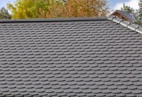 Detailaufnahme eines Daches mit Biberschwanzziegel Rundschnitt in edelschiefer