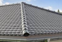 Firstreihe mit Trockenfirst für Biberschwanzziegel auf einem Bungalowdach