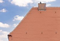 Dachdetail der Burg Caldozburg zeigt den Biberschwanzziegel Rautenspitz in naturrot
