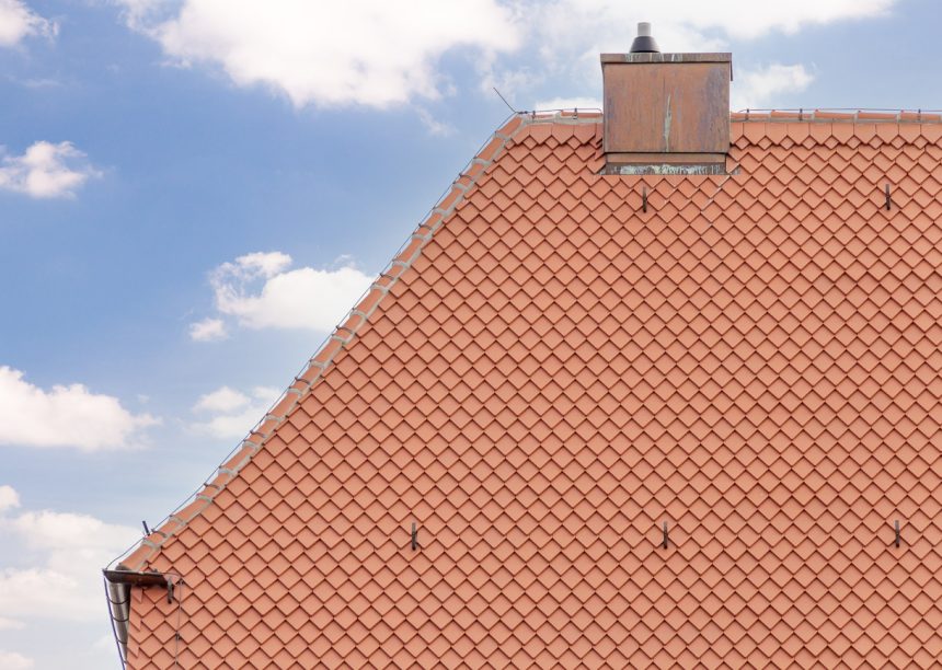 Dachdetail der Burg Caldozburg zeigt den Biberschwanzziegel Rautenspitz in naturrot