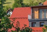 Bauernhaus mit Fachwerk, auf dem Dach der Biberschwanzziegel in edelmarone