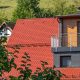 Bauernhaus mit Fachwerk, auf dem Dach der Biberschwanzziegel in edelmarone