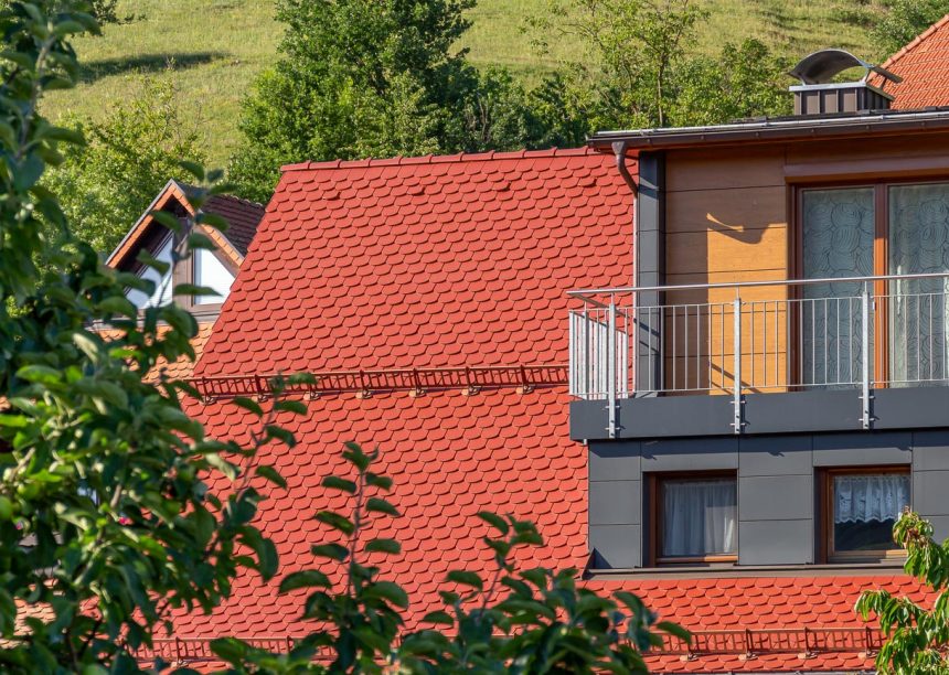 Bauernhaus mit Fachwerk, auf dem Dach der Biberschwanzziegel in edelmarone
