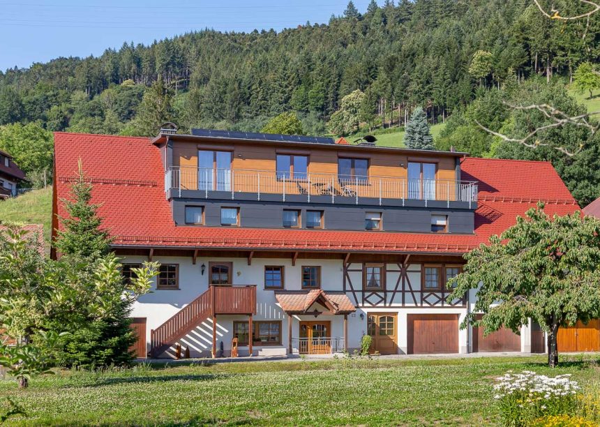 Bauernhaus mit Fachwerk, auf dem Dach der Biberschwanzziegel in edelmarone