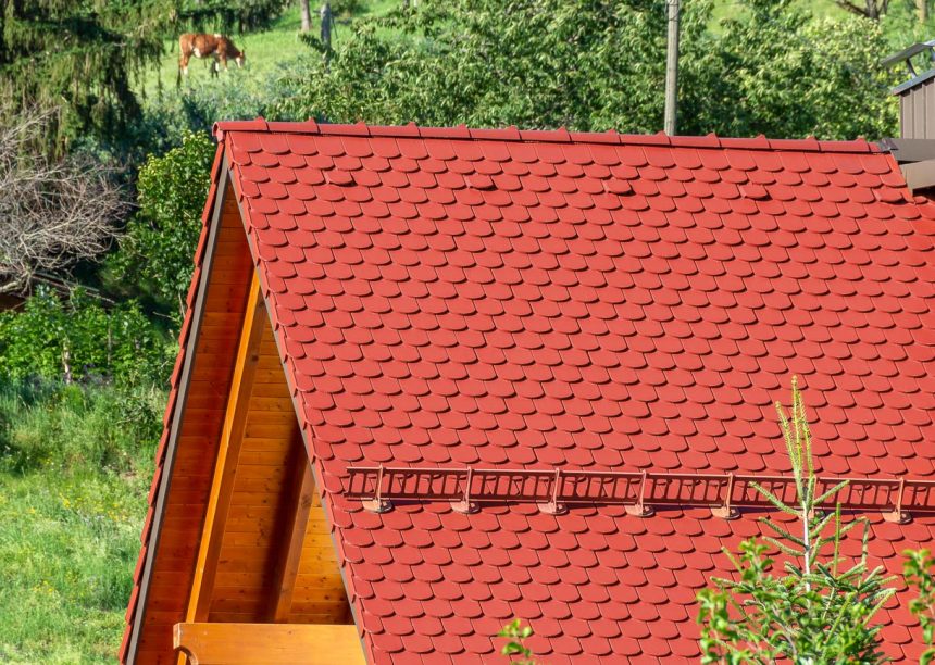 Bauernhaus mit Fachwerk, auf dem Dach der Biberschwanzziegel in edelmarone