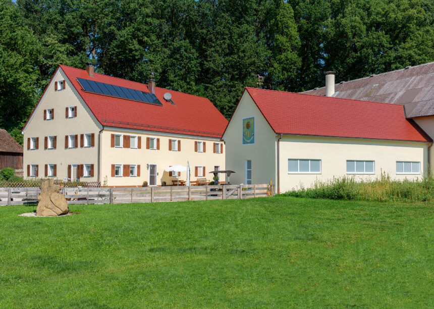 Bauernhof mit Biberschwanzziegel Rundschnitt in edelmarone auf dem Dach