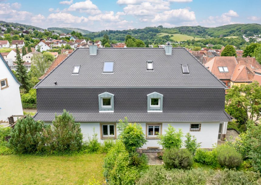 Sanierte Villa mit Biberschwanzziegel Rundschnitt in anthrazit