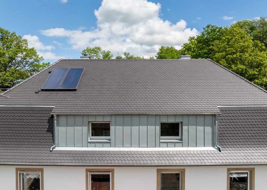 Sanierte Villa mit Biberschwanzziegel Rundschnitt in anthrazit
