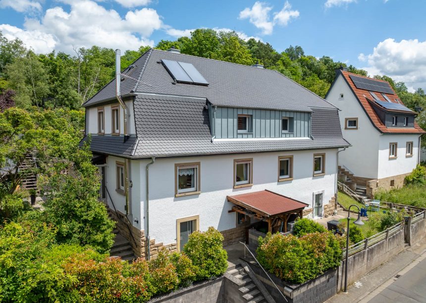 Sanierte Villa mit Biberschwanzziegel Rundschnitt in anthrazit