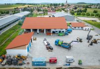 Halle mit Flachdachziegel W6v in rotbraun gedeckt