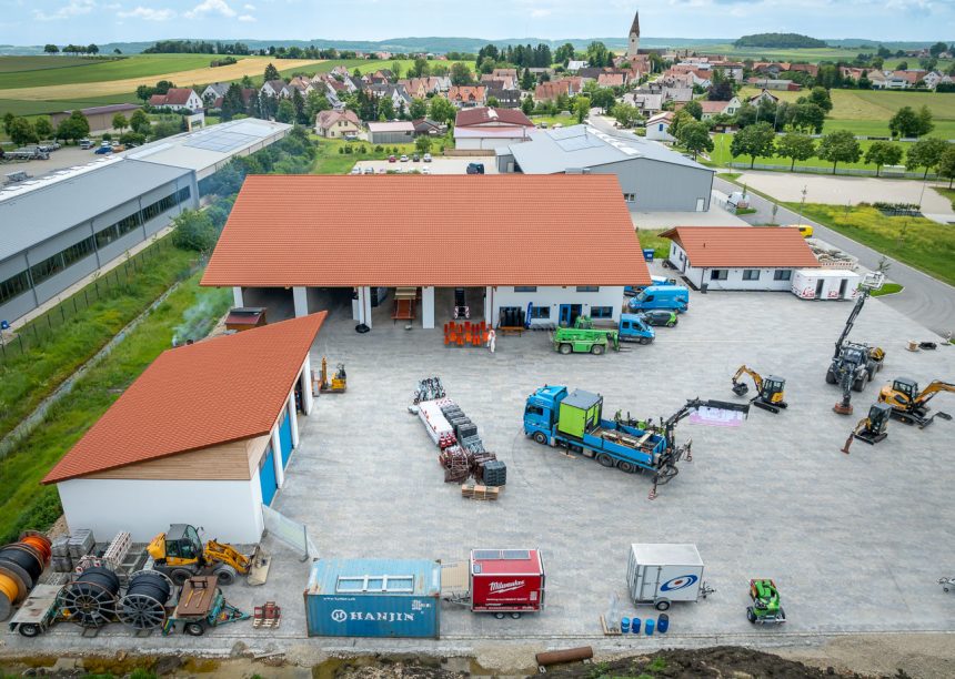 Halle mit Flachdachziegel W6v in rotbraun gedeckt