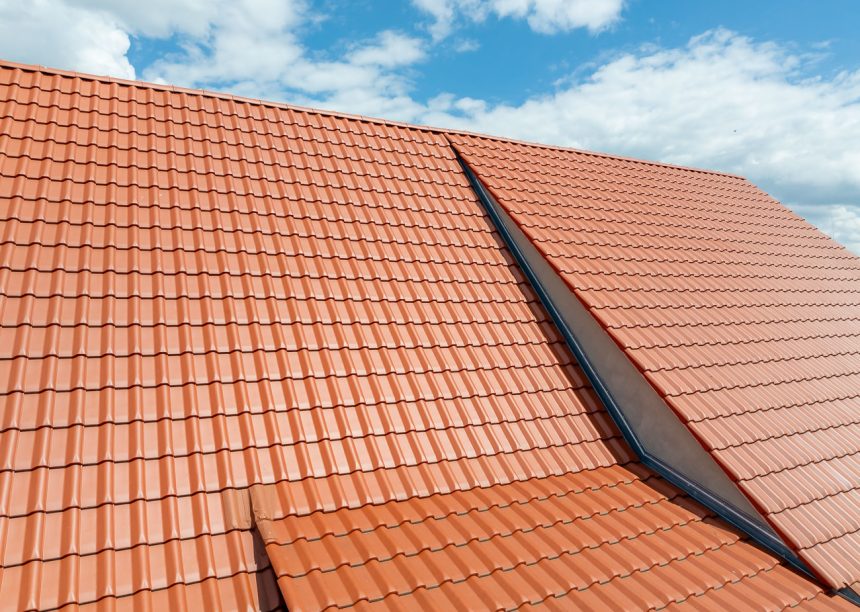 Sanierter Bauernhof mit Flachdachziegel W6v in rotbraun