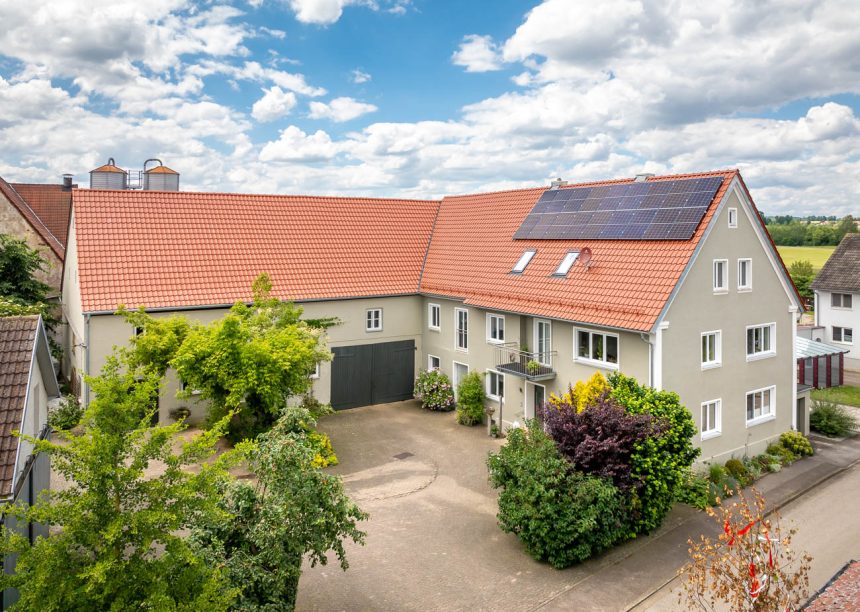 Sanierter Bauernhof mit Flachdachziegel W6v in rotbraun