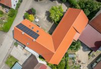 Sanierter Bauernhof mit Flachdachziegel W6v in rotbraun