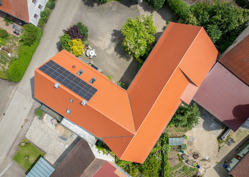 Sanierter Bauernhof mit Flachdachziegel W6v in rotbraun
