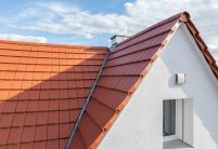 Wohnhaus gedeckt mit Flachziegel Stylist in rotbraun