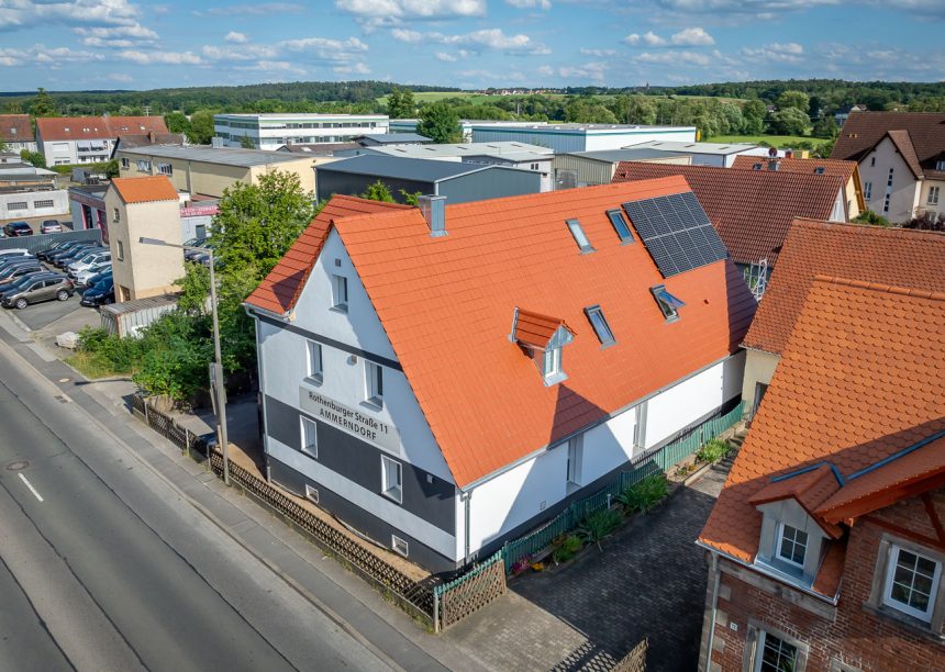 Wohnhaus gedeckt mit Flachziegel Stylist in rotbraun