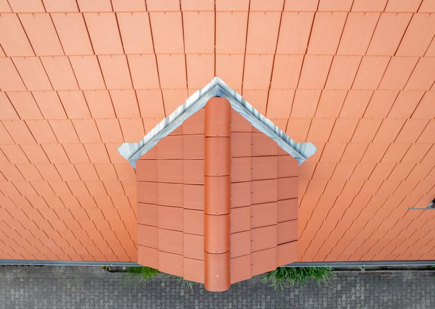 Wohnhaus gedeckt mit Flachziegel Stylist in rotbraun