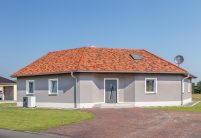 Einfamilienhaus mit einer Vielzahl an unterschiedlichen Biberschwanzziegeln gedeckt